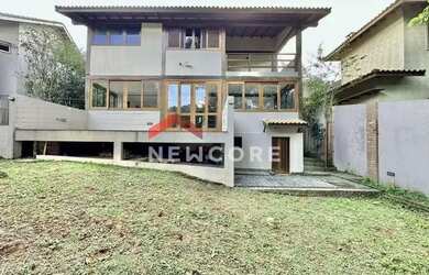 Imagem: A casa em condomínio à venda possui 5 Dormitórios, 4 Banheiros