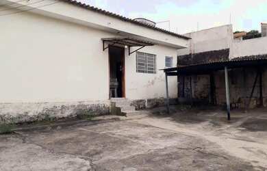 Imagem: A casa possui 3 Dormitórios, 2 Banheiros, 5 Vagas na garagem