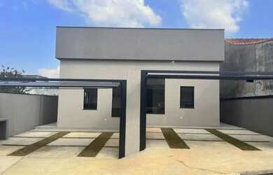 Imagem: A casa possui 2 Dormitórios, 3 Banheiros, 2 Vagas na garagem