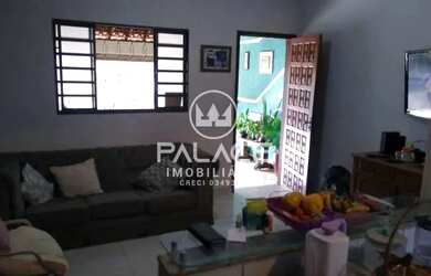 Imagem: A casa possui 2 Dormitórios, 1 Banheiro, 2 Vagas na garagem