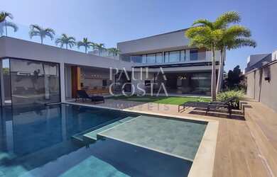 Imagem: A casa em condomínio à venda possui 5 Dormitórios, 5 Banheiros