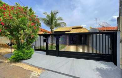 Imagem: A casa possui 3 Dormitórios, 3 Banheiros, 5 Vagas na garagem