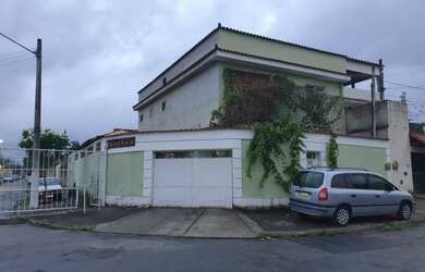 Imagem: A casa possui 4 Dormitórios, 3 Banheiros, 2 Vagas na garagem