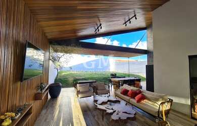 Imagem: A casa possui 3 Dormitórios, 3 Banheiros, 4 Vagas na garagem