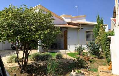 Imagem: A casa em condomínio possui 4 Dormitórios, 1 Banheiro, 4 Vagas