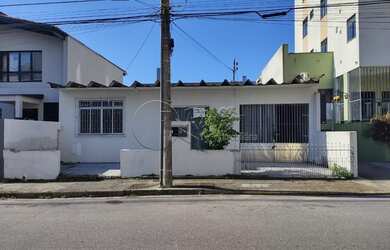 Imagem: A casa possui 3 Dormitórios, 3 Banheiros, 2 Vagas na garagem