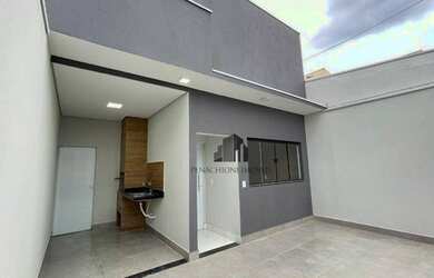 Imagem: A casa possui 2 Dormitórios, 1 Banheiro, 2 Vagas na garagem