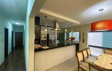 Imagem: A casa possui 5 Dormitórios, 5 Banheiros, 4 Vagas na garagem