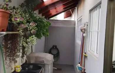 Imagem: A casa possui 3 Dormitórios, 2 Banheiros, 2 Vagas na garagem