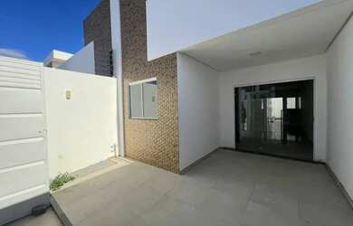 Imagem: A casa possui 3 Dormitórios, 2 Banheiros, 1 Vaga na garagem