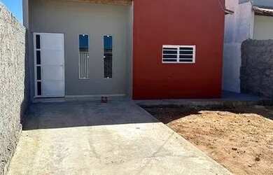 Imagem: A casa possui 2 Dormitórios, 2 Banheiros e 1 Vaga na garagem