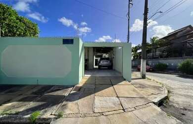 Imagem: A casa possui 3 Dormitórios, 2 Banheiros, 1 Vaga na garagem