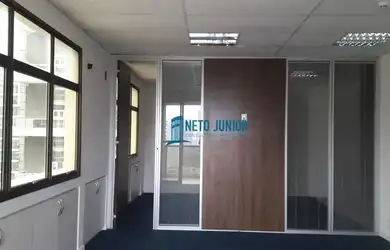 Imagem: O depósito possui 3 Vagas na garagem e 130m² de Área e está