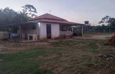 Imagem: A casa possui 1 Dormitório, 1 Banheiro, 1 Vaga na garagem