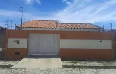 Imagem: A casa possui 3 Dormitórios, 2 Banheiros, 3 Vagas na garagem