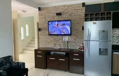 Imagem: A casa possui 3 Dormitórios, 2 Banheiros, 2 Vagas na garagem