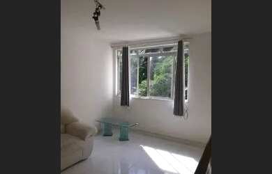 Imagem: O apartamento possui 2 Dormitórios, 1 Banheiro, 2 Vagas na