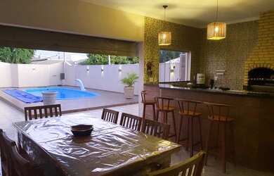 Imagem: A casa possui 2 Dormitórios, 3 Vagas na garagem e está localizado