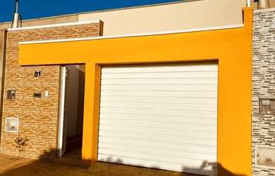 Imagem: A casa possui 3 Dormitórios, 1 Banheiro, 2 Vagas na garagem