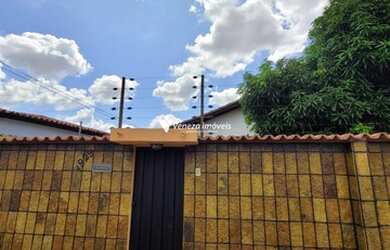 Imagem: A casa possui 3 Dormitórios, 1 Banheiro, 4 Vagas na garagem