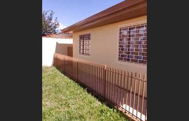 Imagem: A casa possui 2 Dormitórios, 1 Banheiro, 2 Vagas na garagem