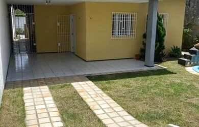 Imagem: A casa possui 3 Dormitórios, 3 Banheiros, 2 Vagas na garagem