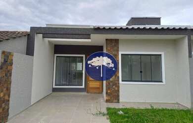 Imagem: A casa possui 3 Dormitórios, 2 Banheiros, 2 Vagas na garagem