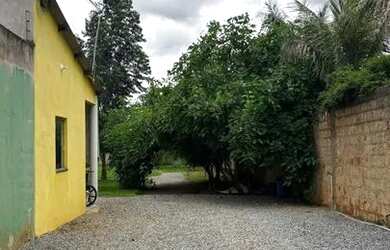 Imagem: A casa possui 3 Dormitórios, 2 Banheiros, 5 Vagas na garagem