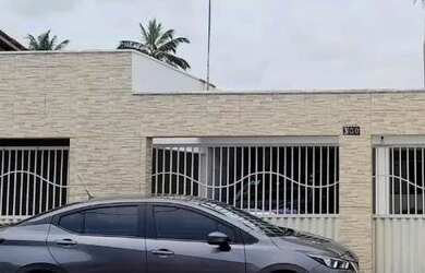 Imagem: A casa possui 3 Dormitórios, Acomodam 20 pessoas, 3 Vagas na