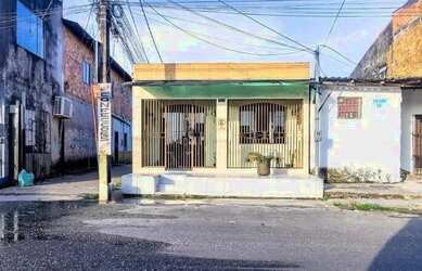 Imagem: A casa possui 3 Dormitórios, 3 Banheiros, 4 Vagas na garagem
