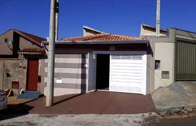 Imagem: A casa possui 2 Dormitórios, 1 Banheiro, 3 Vagas na garagem