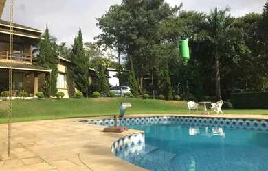 Imagem: A casa possui 4 Dormitórios, 5 Banheiros, 5 Vagas na garagem