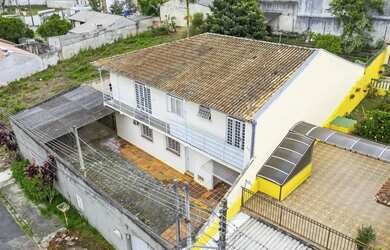 Imagem: A casa possui 4 Dormitórios, 5 Banheiros, 4 Vagas na garagem