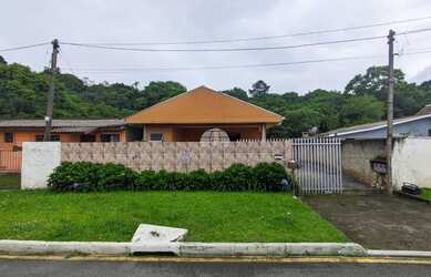 Imagem: A casa possui 3 Dormitórios, 2 Banheiros, 5 Vagas na garagem