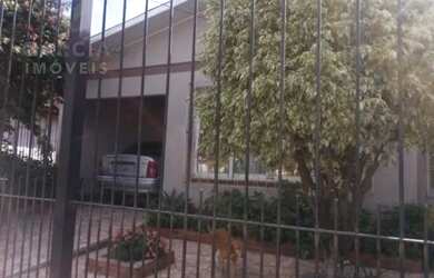 Imagem: A casa possui 3 Dormitórios, 2 Banheiros, 1 Vaga na garagem