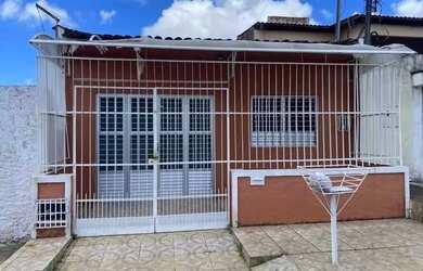 Imagem: A casa possui 2 Dormitórios, 1 Banheiro, 1 Vaga na garagem