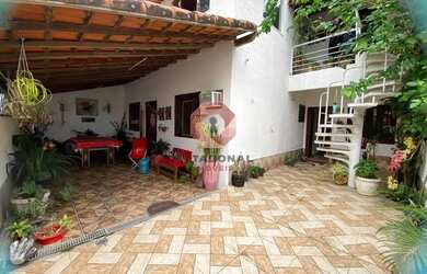 Imagem: A casa possui 3 Dormitórios, 2 Banheiros, 1 Vaga na garagem