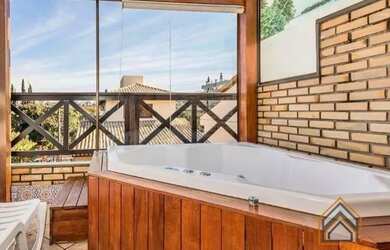 Imagem: A casa possui 2 Dormitórios, 2 Banheiros, 2 Vagas na garagem