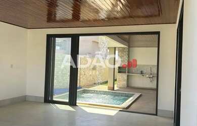 Imagem: A casa possui 3 Dormitórios, 4 Banheiros, 4 Vagas na garagem