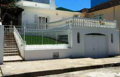 Imagem: A casa possui 3 Dormitórios, 3 Banheiros, 2 Vagas na garagem