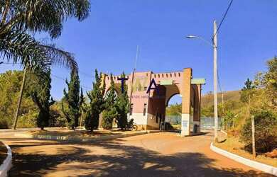 Imagem: O terreno possui 810m² de Área, Churrasqueira, Piscina, Varanda