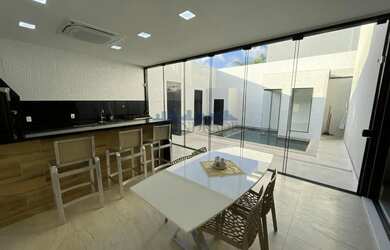 Imagem: A casa em condomínio possui 5 Dormitórios, 5 Banheiros, 2