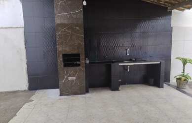 Imagem: A casa possui 4 Dormitórios, Acomodam 13 pessoas, 5 Vagas na