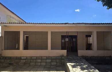 Imagem: A casa possui 3 Dormitórios, 3 Banheiros, 2 Vagas na garagem