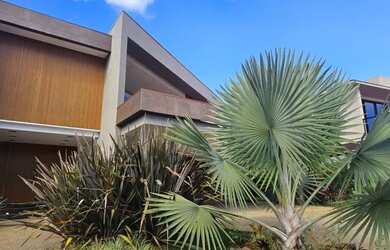 Imagem: A casa em condomínio possui 4 Dormitórios, 4 Banheiros, 4