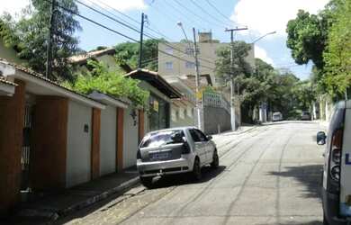 Imagem: A casa possui 3 Dormitórios, 2 Banheiros, 4 Vagas na garagem
