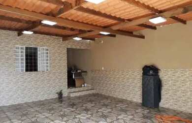 Imagem: A casa possui 3 Dormitórios, 2 Banheiros, 1 Vaga na garagem