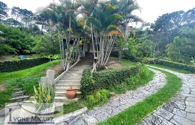 Imagem: A casa à venda possui 5 Dormitórios, 4 Banheiros, 2 Vagas