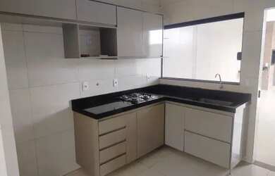 Imagem: A casa possui 2 Dormitórios, 2 Banheiros, 2 Vagas na garagem