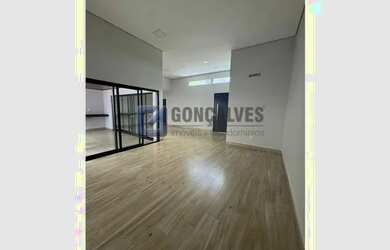 Imagem: A casa possui 3 Dormitórios, 2 Banheiros, 4 Vagas na garagem